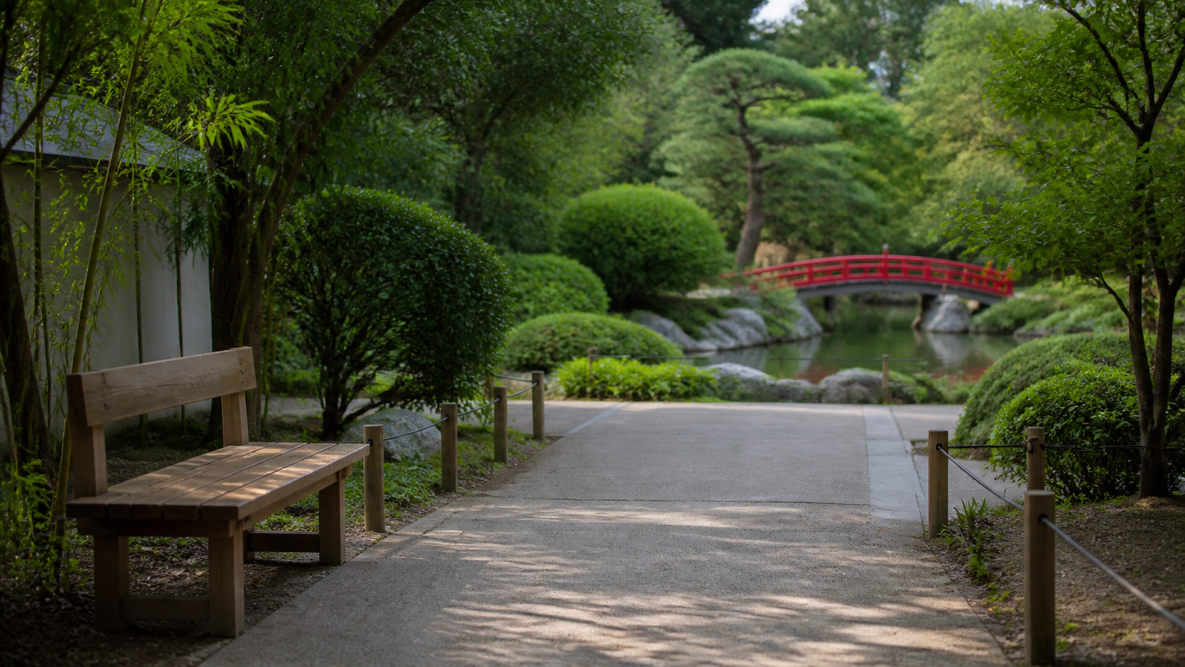 Allée du Jardin japonais de Toulouse avec signalétique pour les visiteurs