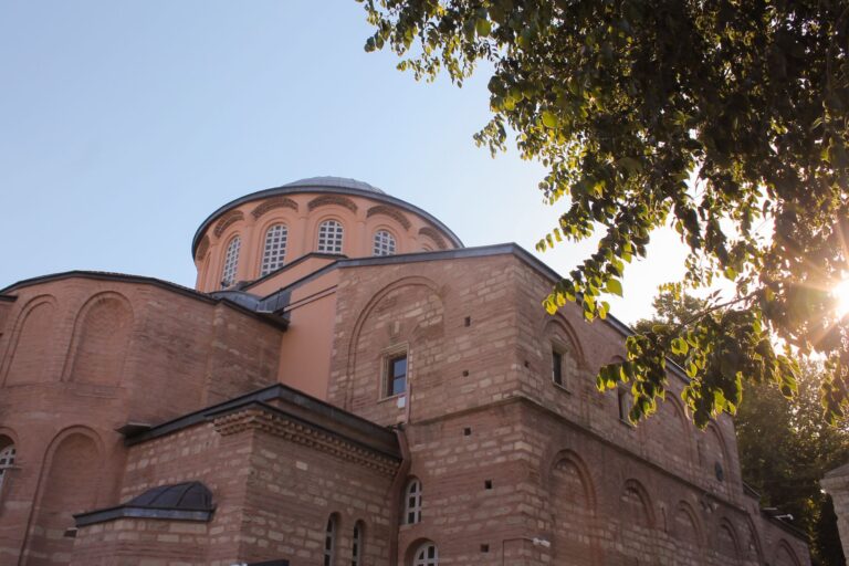 Saint-Sernin, lire la brique et la pierre au cœur de Toulouse
