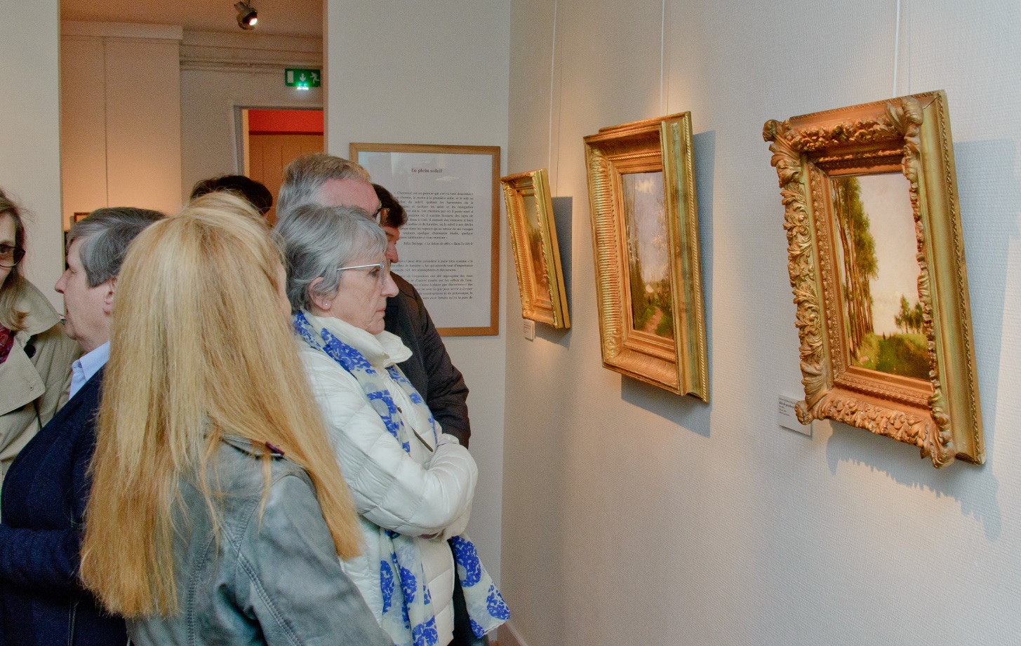 Visiteurs devant quelques tableaux de Chintreuil