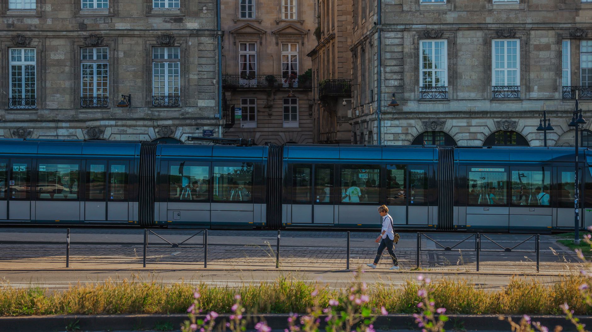 Tramway circulant en ville, illustration générale d'un trajet en transport public.