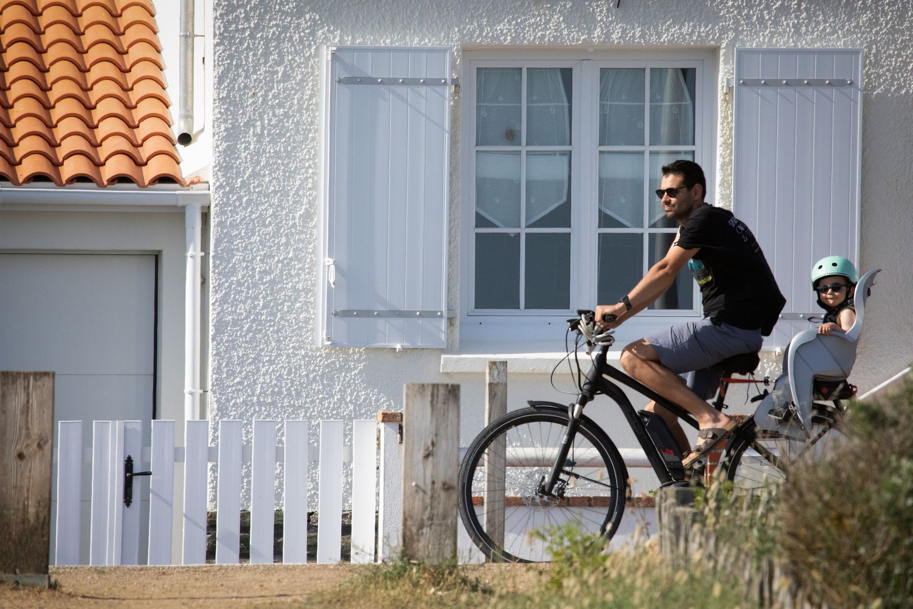 Un père et son enfant profitent d'une journée ensoleillée à vélo
