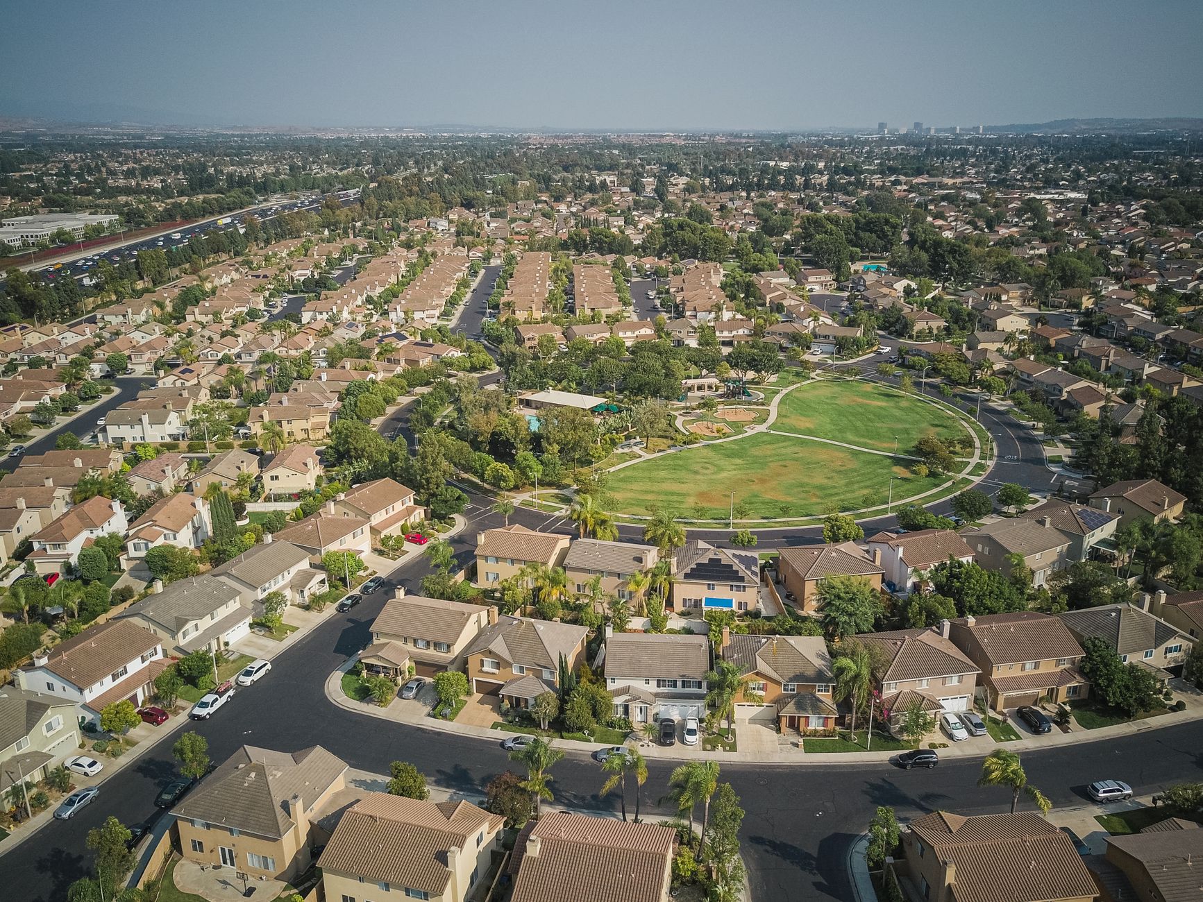 Vue aérienne d’un quartier résidentiel organisé autour d’un parc